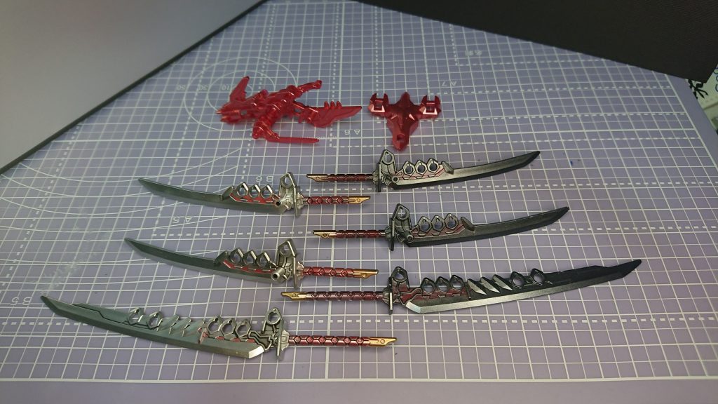 號然陽焔をバラバラにしたものがこちらです。他のキットにも持たせてもいい塩梅の刀がこれだけついてくるのは何かお得感があります。と、本当はもっとアクションさせたかったんですが、全身やいばだらけのせいで動かすたびにどこかしら剥げてしまうので一旦勘弁してくださいwと、今回は、というか今回もギミックたくさんの見た目にも動き的にも良好な孫権ガンダムアストレイ赫炎翔虎でした。そして水性塗料+マジックリンの便利さを体感しました。ある意味マスキングの手間が省けます。ただ、やりすぎると下地も剥がれるので使い方を考えないと。でも・・・やっぱり筆塗ならではの楽しさが忘れられませんので筆塗は今後も続けますw