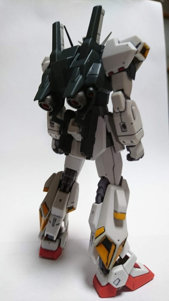 後ろ姿。腰部にハンドガン2丁装備。バックパックはトリスタン改造です。