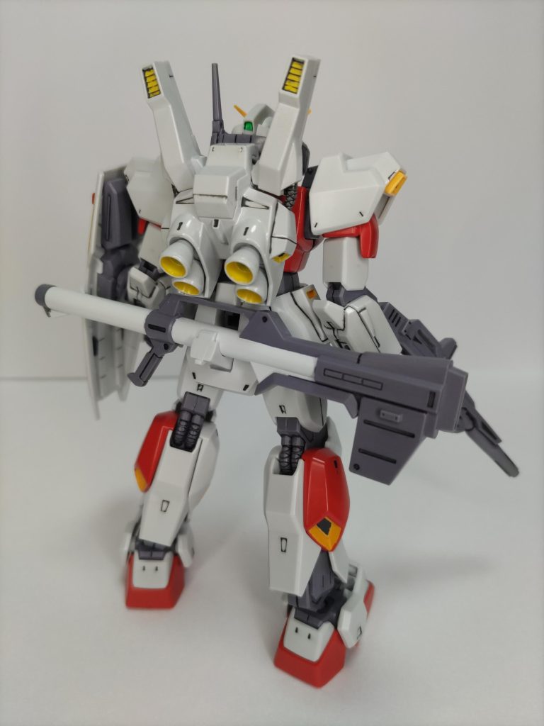 ということで、コレです。                        まぁ、パーソナルカラーというより、テストパイロット用のスーツだったのでしょうが。昔は、アレックスを赤く塗ろうと思いましたが、少し前にROBOT魂でNT-1プロトの存在を知ったので、入手したのがMk-Ⅱで良かった。