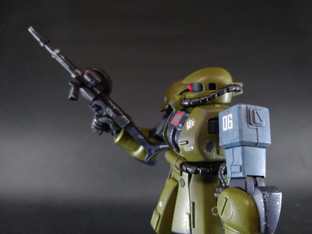 本来ならA型は両肩ともアーマーを装備してますが、部品都合により左肩はアーマー無しに(汗) 被弾して改修中としましょう(汗)