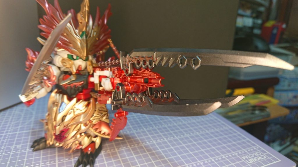 號然陽焔。手に持つとこうなります。パーツを中心に刀を付け替えることで多彩な形にできます。写真撮り忘れましたがバックパックに背負えます。(バランスが犠牲になりますがw)