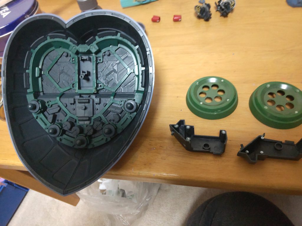 このジオング、接着されていたのでダボを折りながらバラしていったのですが、スカートの中がどうしても外れずココで諦めました。