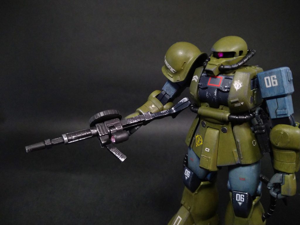 武装は、05ザクと同じ初期型マシンガンを装備したらしいですが、今回は06Fザクで運用されたマシンガンのストックを接着したものを装備させました。