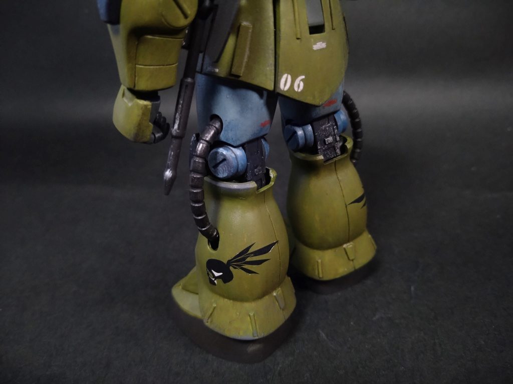 お気に入りポイントは、両足の髑髏マーク!海外のミリタリーデカールから拝借しましたが、塗装もミリタリー系で仕上げたため、良い感じに馴染んでます!