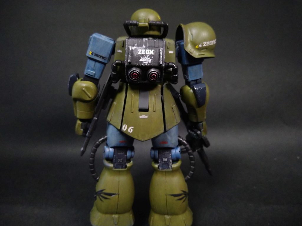 バックショットも。旧HGUCであまり可動しませんが、やっぱりプロポーションは良いキットですね! 同キットと同じガルマ・ザビ専用ザクが積みプラになっているので、また製作したいと思います(汗)あとは、ポーズをうまくつけれませんが、何枚か。