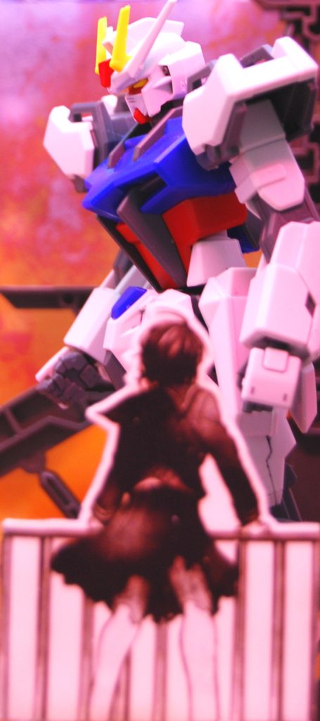 　ＥＧストライクガンダム（ライトパッケージ版）の仕様である「ストライカーパックもなく武器もアーマーシュナイダーだけ」というのが発表された時、ひらめいたのが『ＨＧに恋するふたり』第３話にある上記セリフのシーンの再現でした。　買ったら絶対に再現してやる！と昨年冬に心に決めたものの、肝心のライトパッケージは入手できず、買えたのはシールドもビームライフルもある通常版。そして素材や資料や撮影環境をコツコツと整えていたら、気がつけば単行本第５巻が発売された８月も過ぎてしまい、発売記念で！とも言いづらい時期になっていました（大汗）。