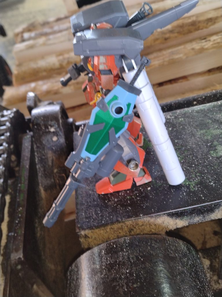 グフカスタムの盾を装備してヒートサーベルで戦う。