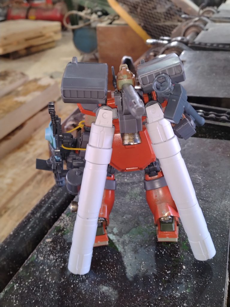 宇宙用のタンクを装備して宇宙空間で自在に戦う。エネルギーの消費はそんなに無く武器は実弾をメインにした機体だ。