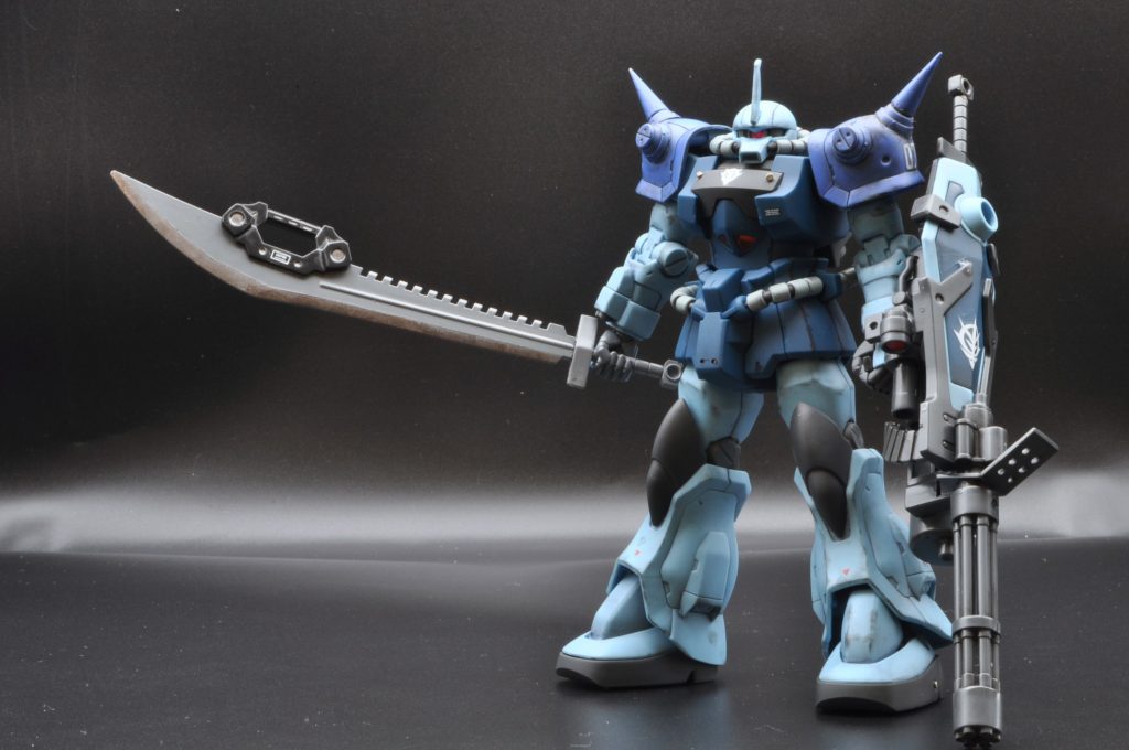 両肩のスパイクは全てタミヤのプラモ用ノコで切断、1/144スパイクセットの基部と1/100スパイクセットのスパイクを付けました。大型ヒートソードはガンダムベース限定の武器セットに入っていたものを塗装しています。