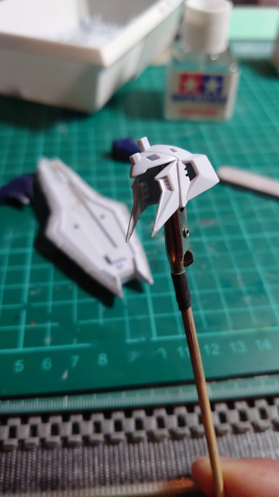 顎ツクツクに他パーツ、手などもパテ埋めしました組み上がってからまさかの破損😭速乾接着剤にて修正しました💦