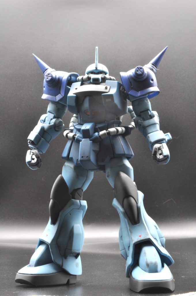 武装無しの仁王立ち。まさにTheモビルスーツって感じ。頭部と腹部のパイプは、デザインワイヤーを熱収縮チューブに入れ熱をかけ収縮させ、そのチューブにコトブキヤのモビルパイプを入れてディティールアップしています。