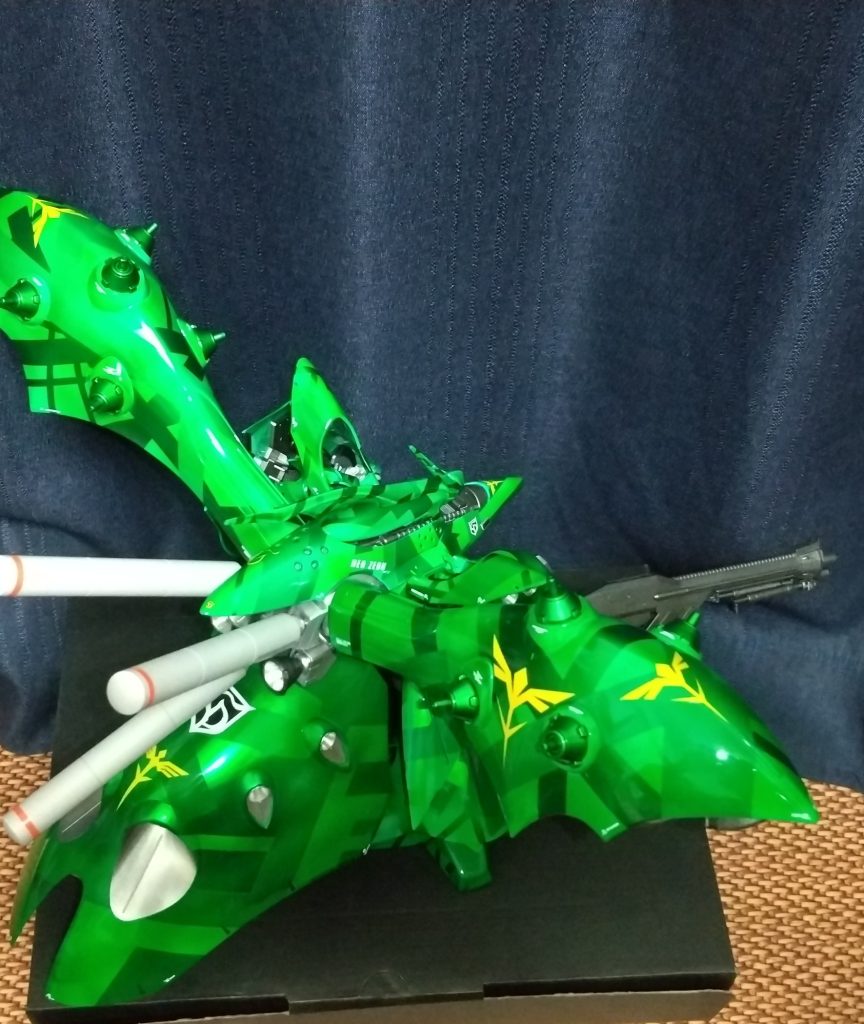 下地にグレーと白と金でラインを作って上からクリアグリーンで塗装しました。