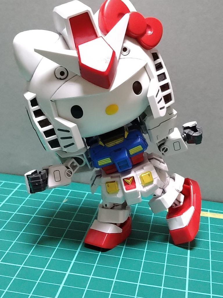 キティガンダム行きまーす!キティガンダムに変身して元気いっぱいのポーズ。頭部が大きいから片足立ちも安定して、この等身で維持できるとは!と、ちょっと感動しました(^^)