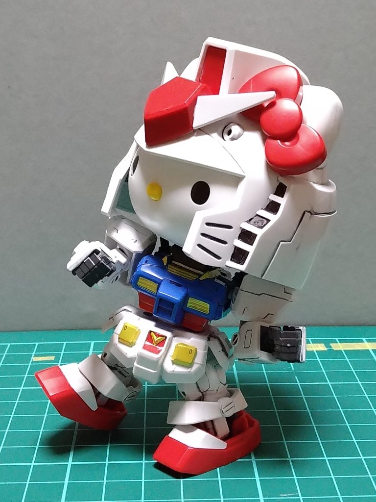 わわ!大変!何かが来てキティちゃんピンチ!と驚くポーズ。画像を見てみると塗装に粗があって、自分の腕の低さがよくわかります。