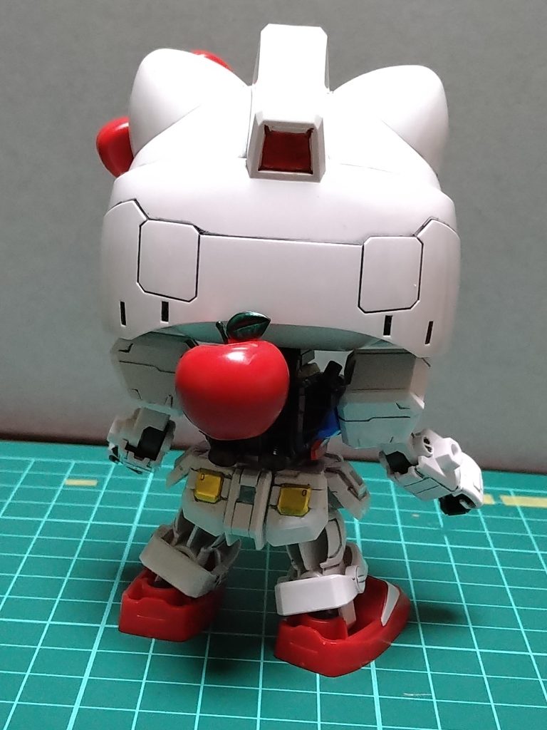 よーし、こんな時は……!背中のバックパックに背負ったリンゴに手を伸ばします。武器の代わりにリンゴを付けてみましたが、かわいくなりました(^^)