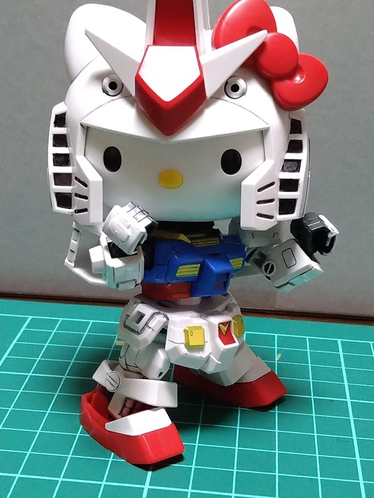 よーし、頑張る!リンゴを食べてパワーアップ!カッコいいポーズでも、かわいくなりますね。