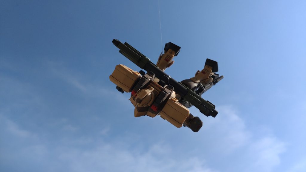 飛行するガンイージ。糸が見えますね。