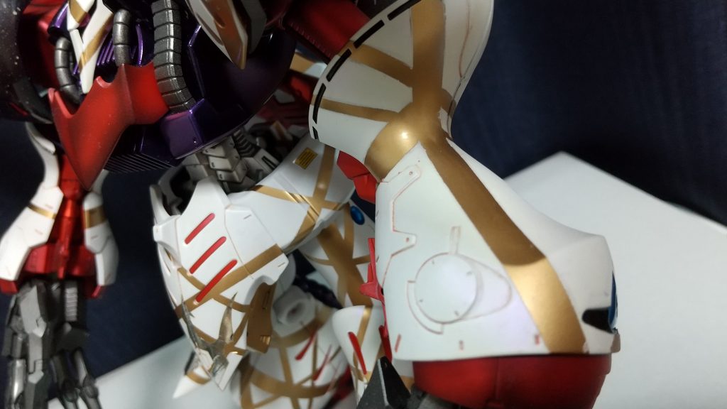 実は白は艶消しです。白の上に紫パールをのせて艶消ししてるので～す！うっすら淡く紫が(笑)ゴールドのラインだけ艶あり塗装ピンクでスミイレしてます。