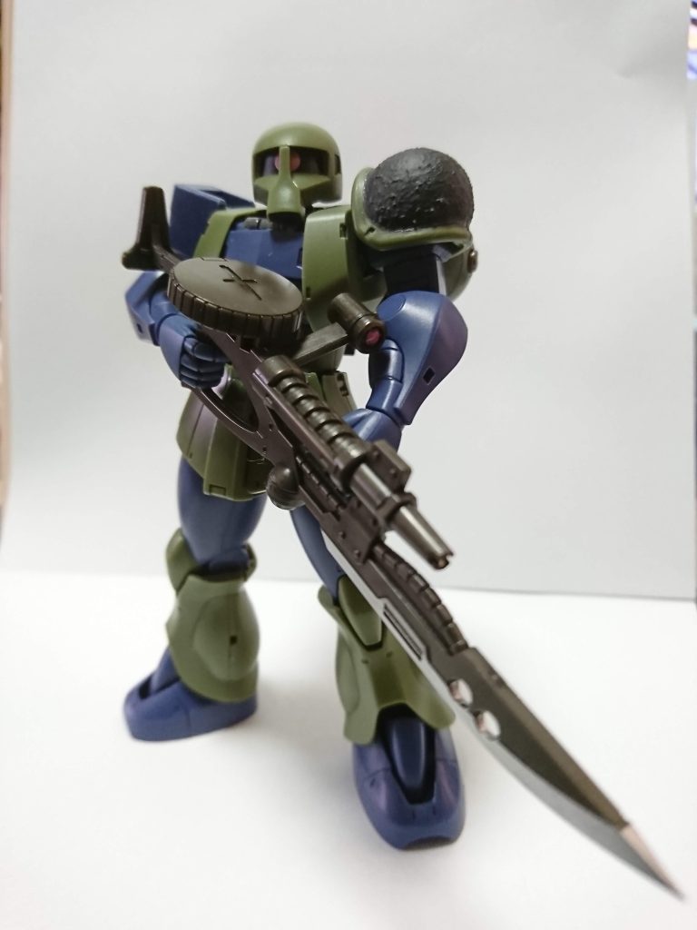 ザク1です。左肩は黒く塗装。武器は武器セットです。