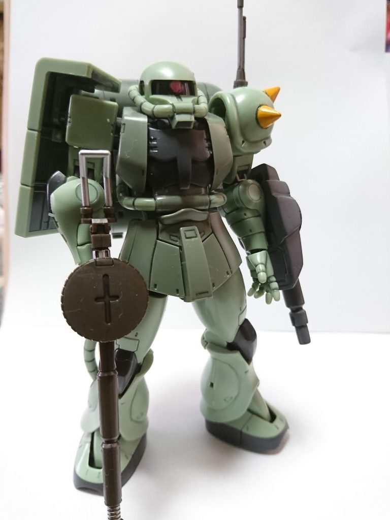 ザクです。左腕の武装はビルド系のジャンクです、スパイクは黄色。