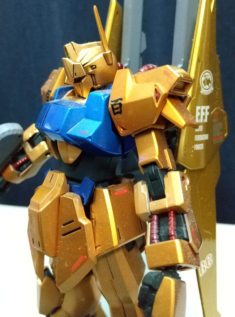 胸部はこんな感じです。青部分はクリスタルカラーのサファイアブールで塗装してます。