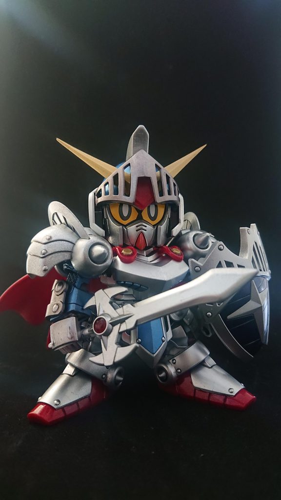 ガントレットやバイザーをダークガンメタにして少し重みを。つかメッキ剥がすの案外簡単で驚いた。最初はフレームについた保護膜取れなくて難所だった。