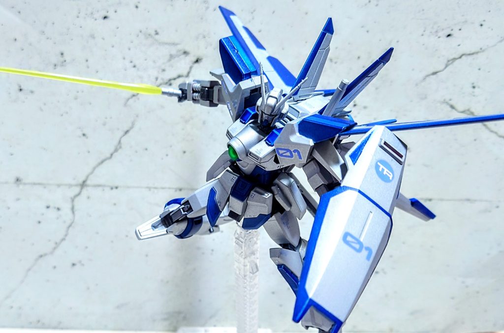 スタンダードかつヒロイックというテーマどうり、武装はシンプルにビームライフル、サーベル、シールドという構成にしています。