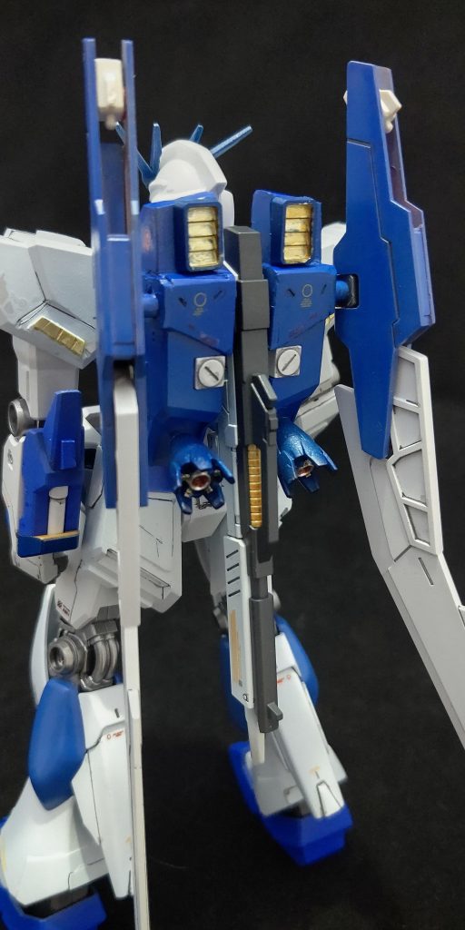 背中が寂しかったので、そこら辺に落ちてたビルドなんとかのウイングっぽいのを付けた。