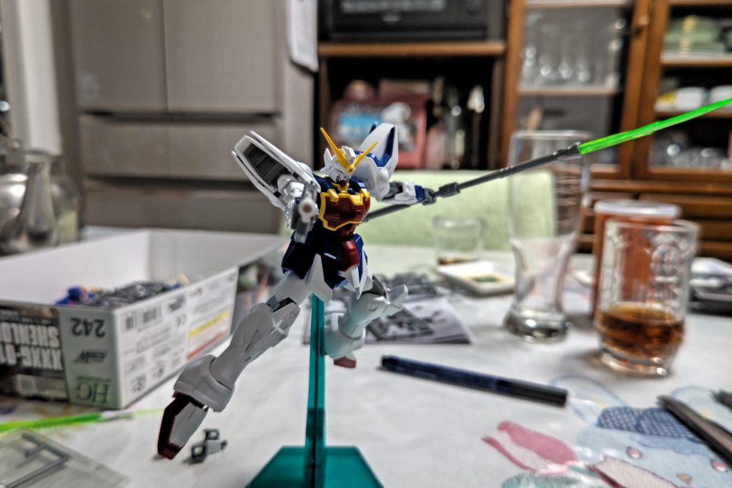 ビームハンドガンも装備しているが、メインは格闘戦なので牽制程度の役割。