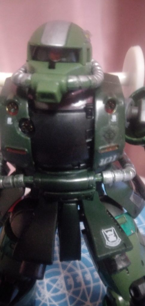 胸にレーザー銃とガトリングガンを、装備。スカートに、中型ビーム砲を、追加。