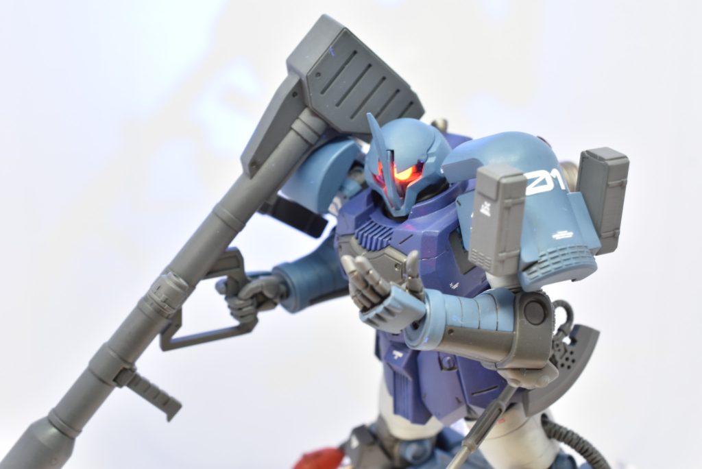 今回、試験的に蛍光塗料を使ってモノアイをUVライトで光らせてみましたが、撮影がむずかしい。