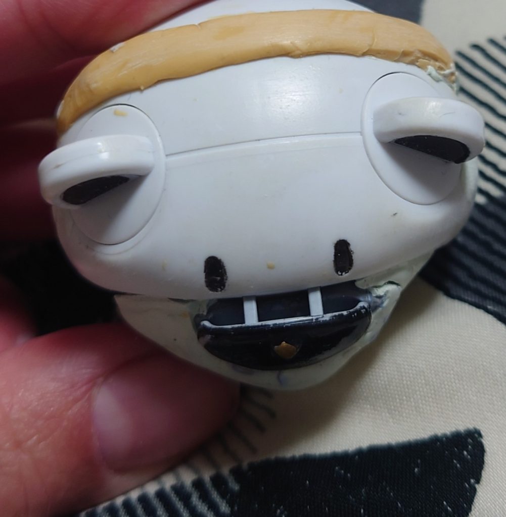 工程２スレッタのトレードマーク、ヘアバンドをパテ盛りをした位置調整前の写真です。余談ですが、顔をのせたらパテ盛りが厚くて、クマ鼻部分が失敗していました。ーーーーーーーーーーーーーー