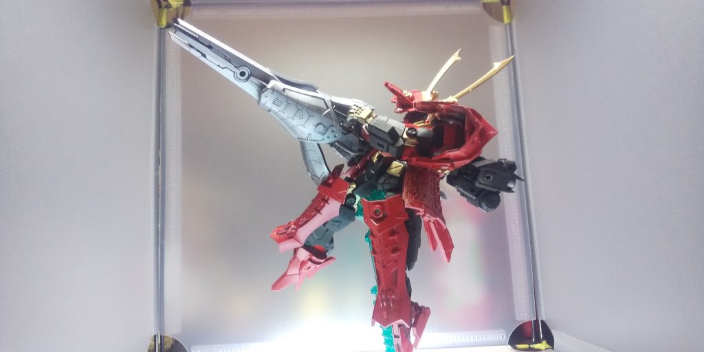 その背中・ウェポンを構えた姿。これもビーム兵器と言う脳内設定。敵機を『ジュッ』と消せそうなくらいのクソ太ビームならばなおベネ。