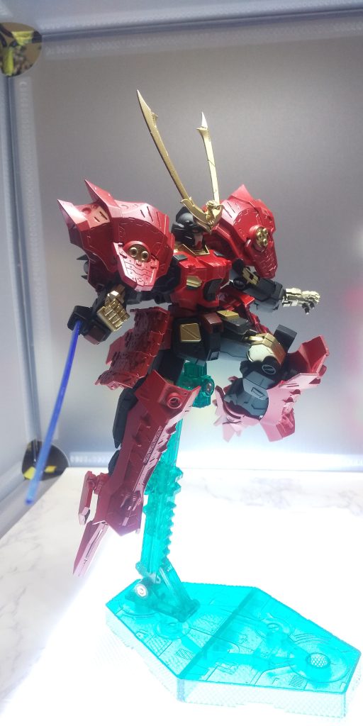 前腕にはGエグゼスのビームサーベルをくっつけました。見た目武者がビーム兵器を展開する姿はアンバランスですが個人的にベネ。