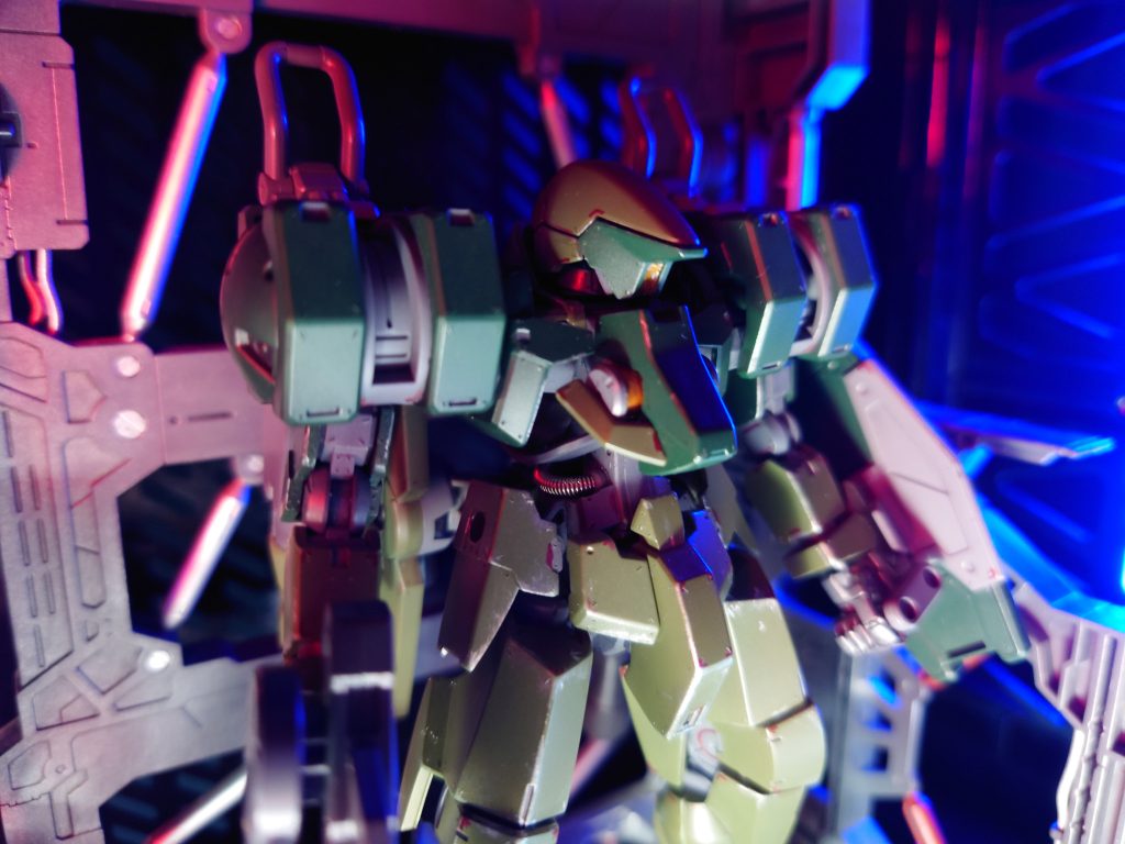 兵装ラック付きショルダーは、スラスターがあるので重装で高機動な雰囲気が良しです。