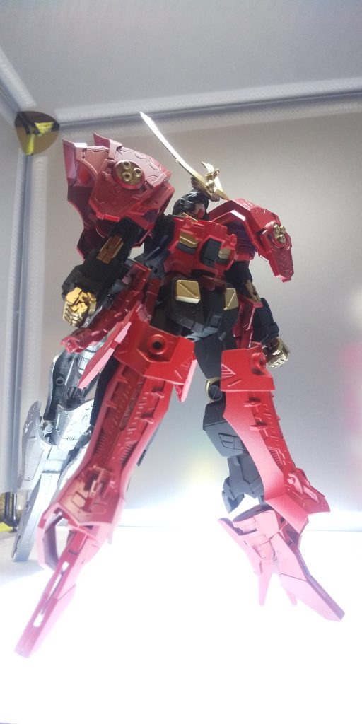 シタカラ・アオール。今は背中の武器を含め三点で立たせていますが、いつものようにスタンドなしでは飾れない欠陥仕様。