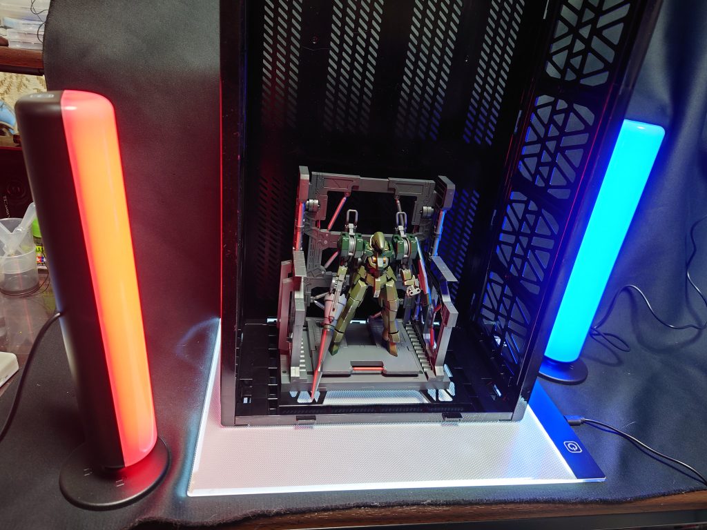 撮影の目玉? 今回はダイソーにてLEDシリンダーライトを発見してしまったので、早速使ってみました。なんとカラーが7パターンにチェンジ可能。この機能だけで買いだと思いました。で、一つ500円二つでも1000円税別。今まではカラーフィルムをライトに貼ってましたが、これは便利ですね。撮影の幅が広がりそうですヽ(´▽`)/