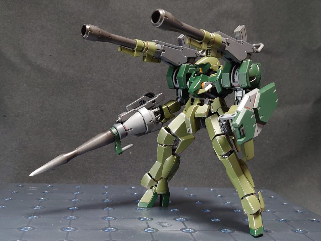 しかも豪華なダブルバズーカ砲だったりします。