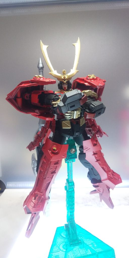 腕組み。元キットの肩に被せるような接続方法なので意外と出来てびっくり。しかしロボットの腕組みは良いねえ……。