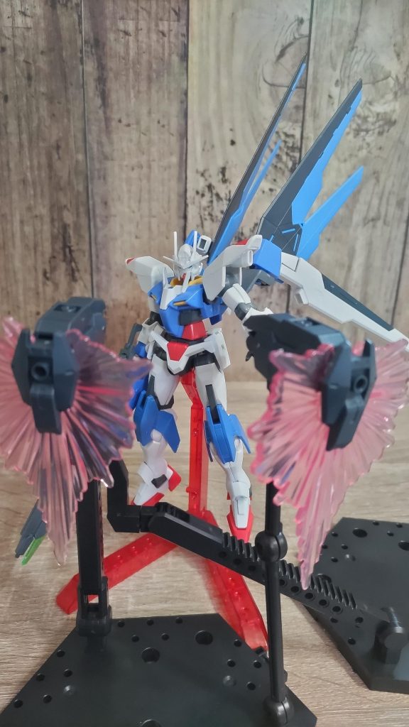 バックパックはビームを展開して攻撃を防ぐことができる