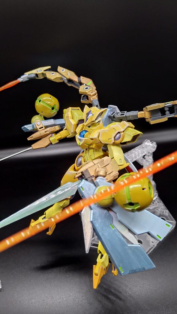 ベギルベウのバックパックの羽根は腕に付けて、袖のようにしました。ある程度は動きます。