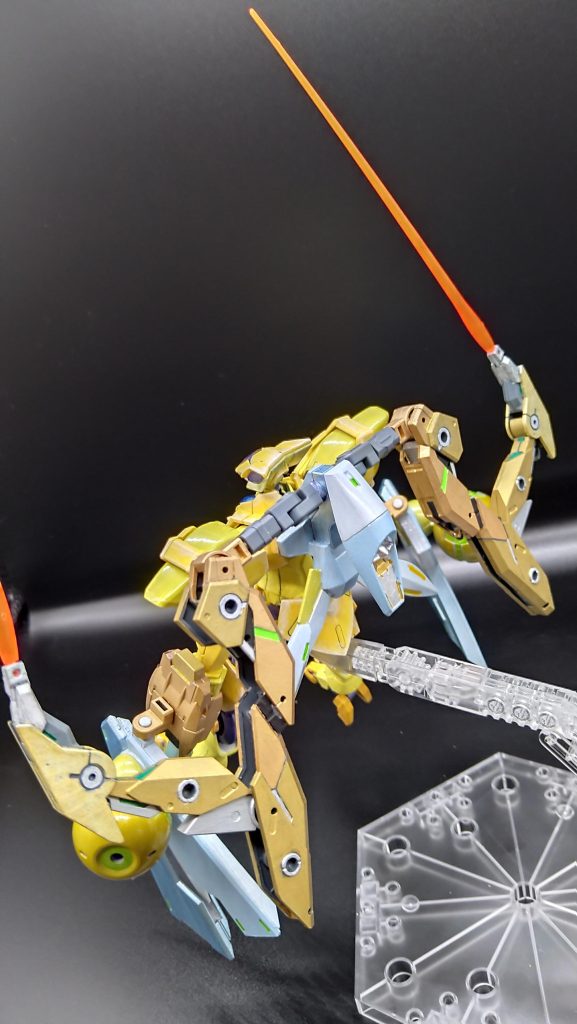 バックパックを展開すると隠しビームサーベルが出てきます。30mmのパーツは色々動かせて面白いですね👌