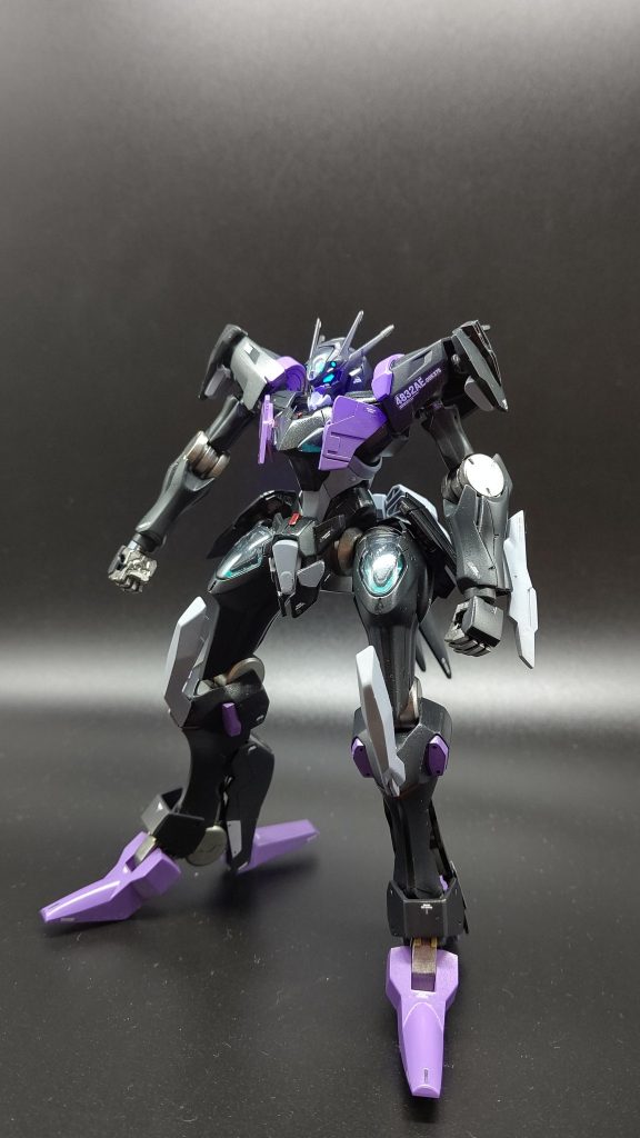 フライトユニットなしでの素立ちです。ショルダーアーマーがないのが寂しいと感じたので少し改造しました。