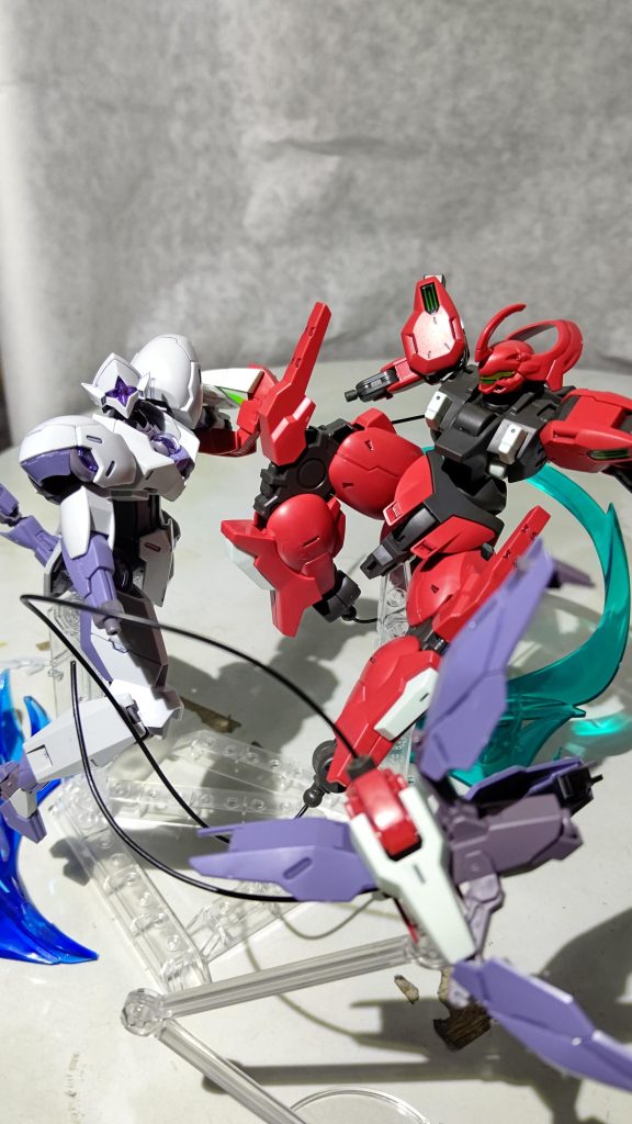 でも有線ならそんなの関係ない!と、両足のアンカーでミカエリスの両腕を封じたダリルバルデの膝蹴りがアンテナ折ってグエルの勝ち!と、タイマンならこんな内容になりそう。もっとも、シャディクがグエルと決闘することになったら絶対タイマンはしないよう根回しするんだろうなとは思います(苦笑)