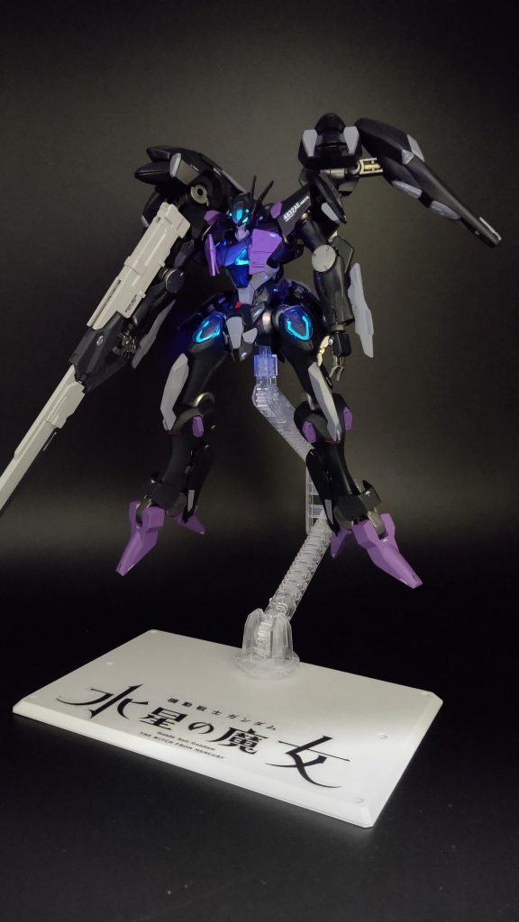 フライトユニットをつけて台座でポージング。台座はイベントで貰ったものです。武器はフライルーのものです。シャープな武器が似合う!