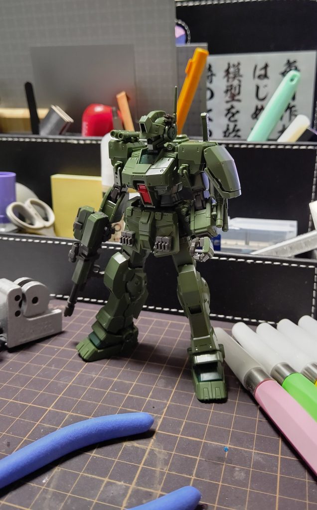 素組みでもこのクオリティです。成形色は濃いグリーンでした