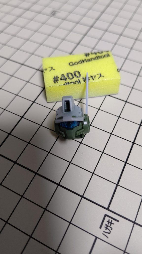 ヘルメット部の庇を1ミリ延長し目付きが鋭くなるようにしてみました。アンテナはビルドパーツを使ってます