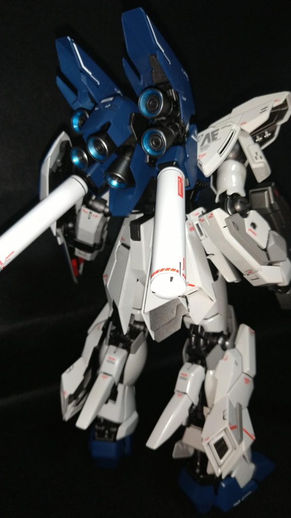 メインスラスターの内側のみ、クリアブルーでの塗装に初挑戦してみました。