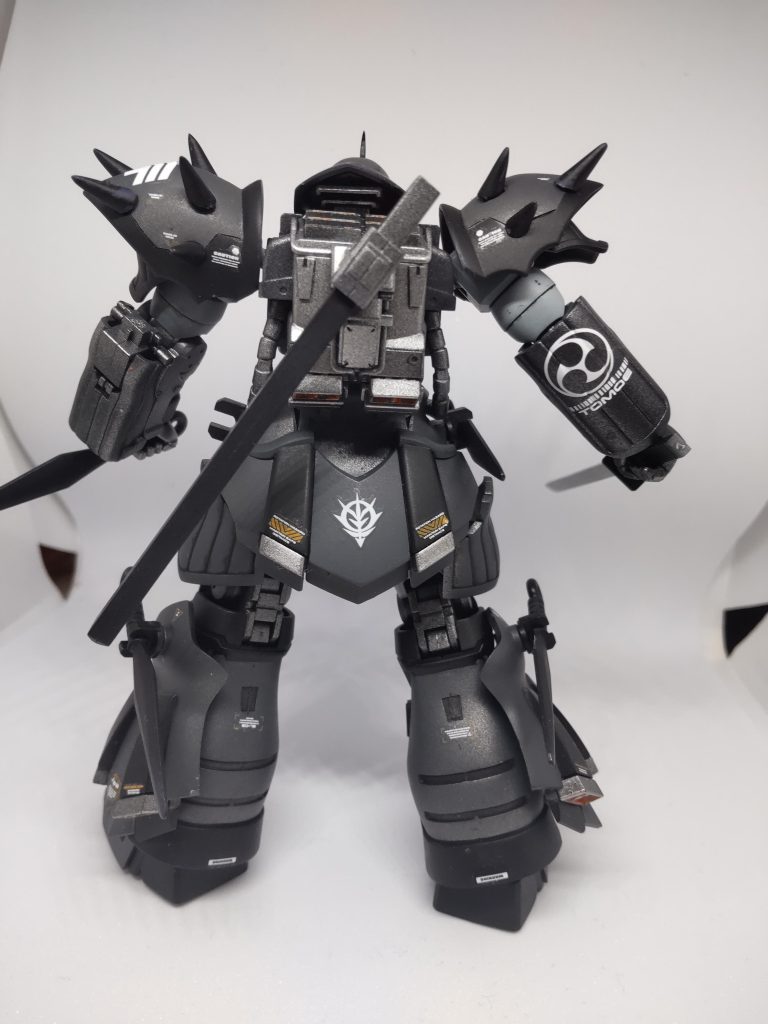 マスキング疲れました、、、仮組みからバラす際に肩のスパイクの差込を12本中3本折ってしまいました、、、