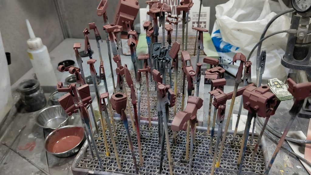 外部装甲は1度オキサイドレッドで下地を作ってます。戦車の塗装を参考にしました。こちらもいい色だったので部分的にグラデーションをかけてます